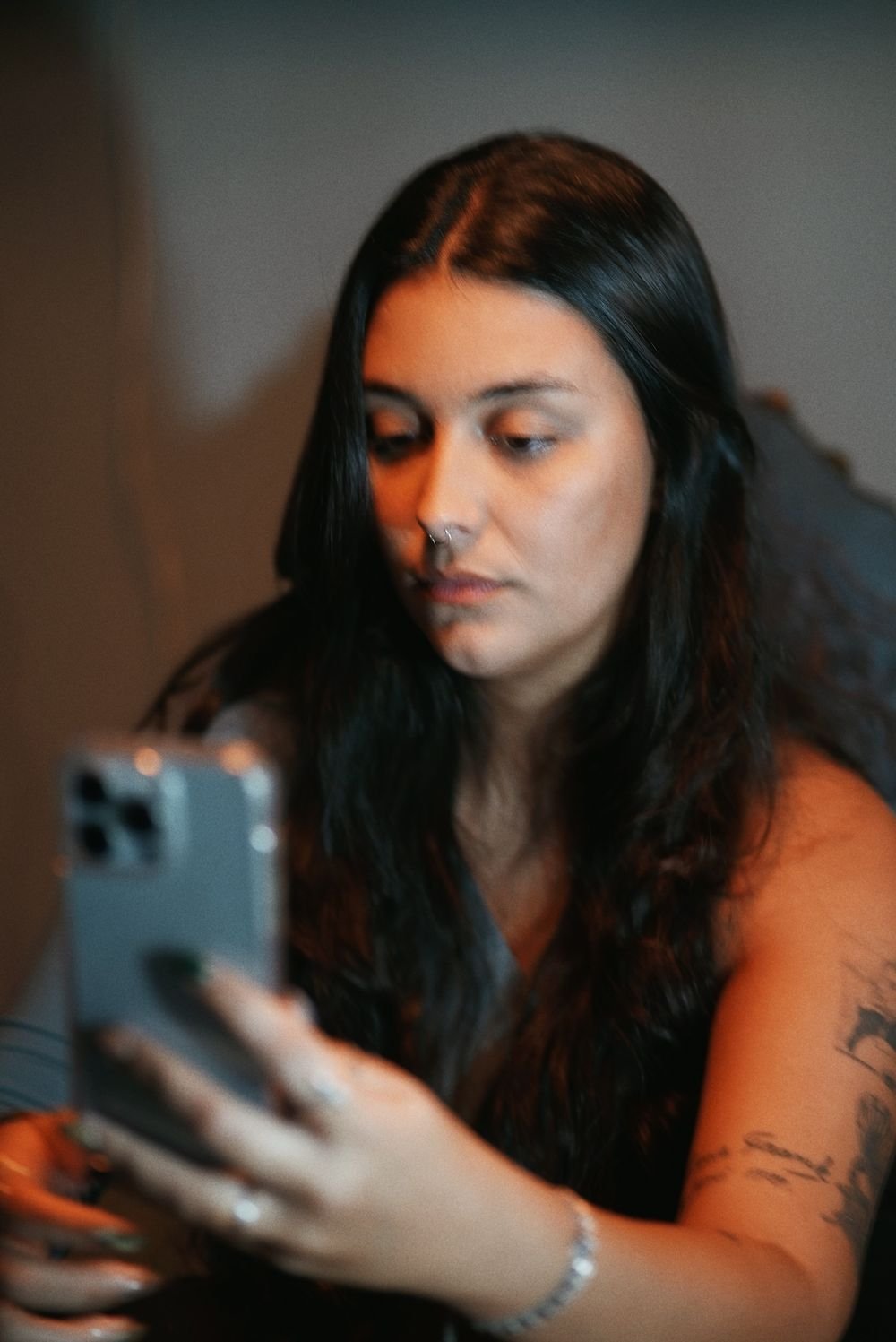 Karol Netuno revisando conteúdo no celular