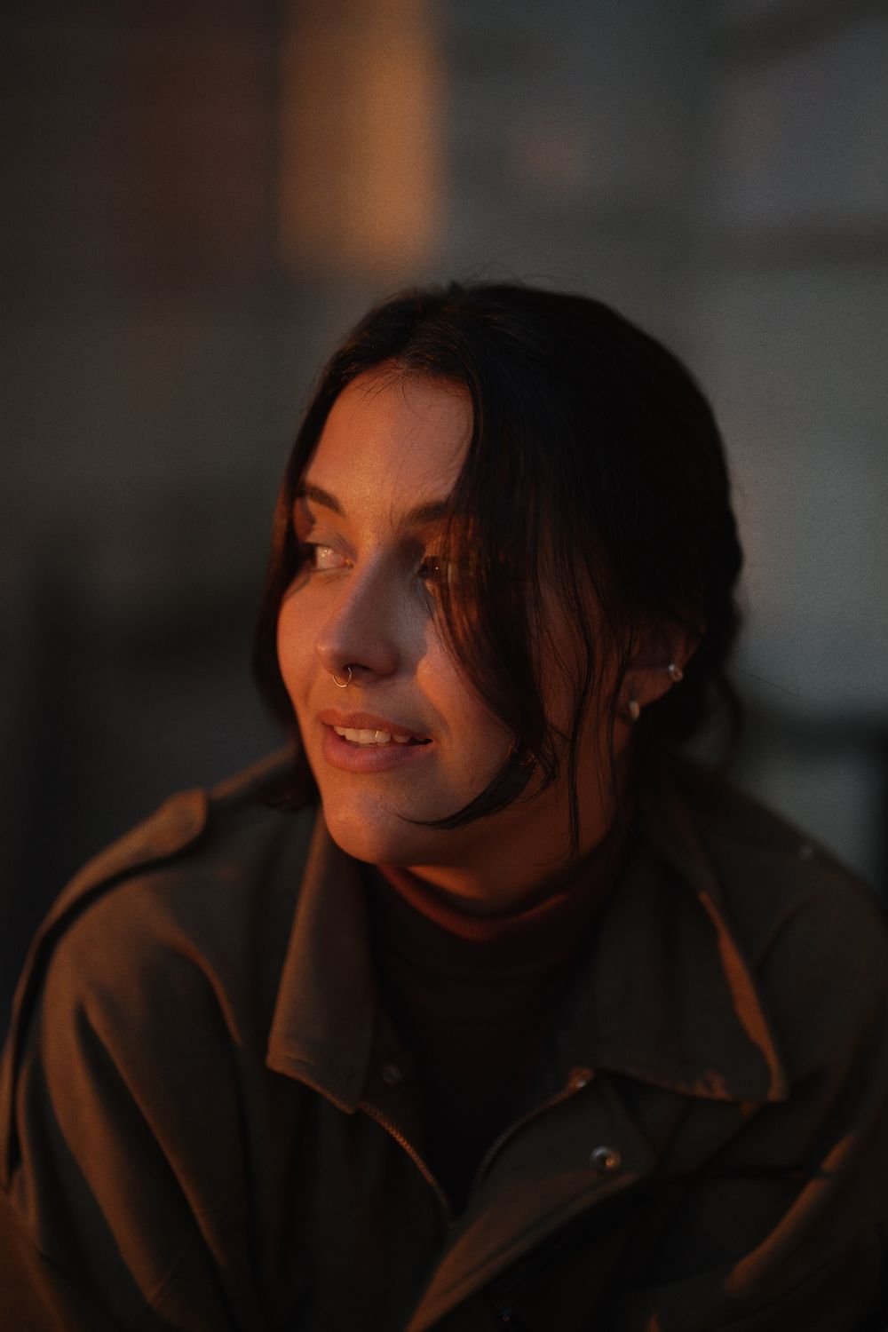 Karol Netuno sorrindo sob luz de fim de tarde
